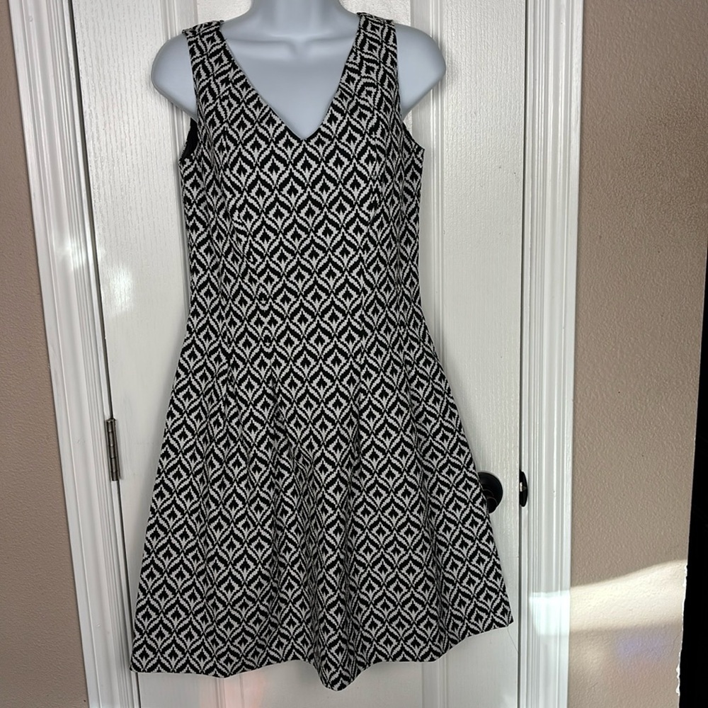 New York & Company Women's V-Neck Sleeveless Stretch Fit & Flare Dress Size 2